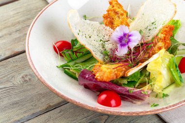 Tavuk göğsü, roka ve domatesli taze salata. Üst görünüm