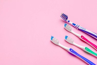 Renk arkaplan üzerinde elle diş fırçası olan düz konum, kapat