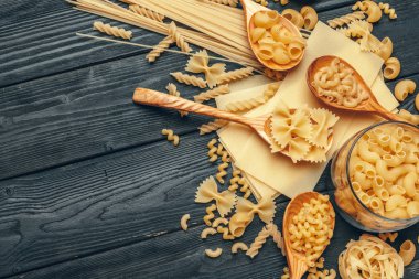 Çeşitli makarna üzerine kaşık