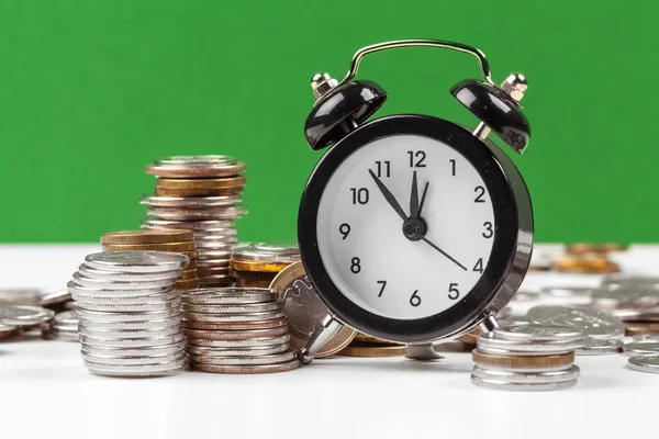 Reloj Despertador Monedas Dinero Sobre Mesa — Foto de Stock