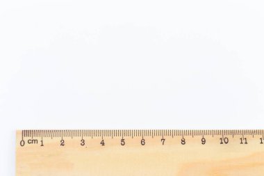 Tahta cetvel makro çekim beyaz arkaplanda izole