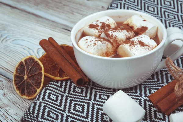 Cokelat Panas Dengan Marshmallow Atas Meja — Stok Foto