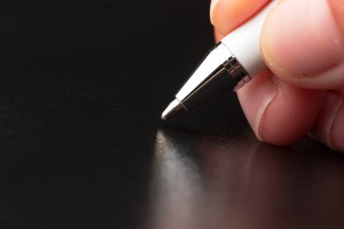 Kalemi yakın tutan adam