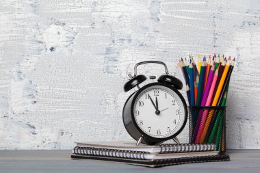 Kitaplar ve çalar saatle okula geri dön.