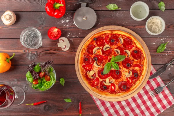 Heiße Hausgemachte Pepperoni Pizza — Stockfoto