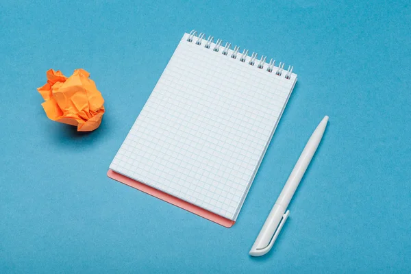 Ofis çalışma alanı boş bir defter, buruşmuş kağıt