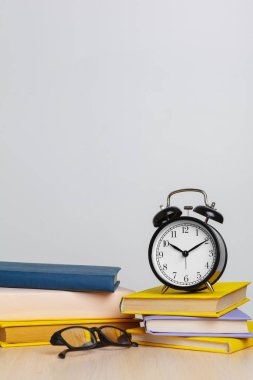 Kitaplar ve çalar saatle okula geri dön.