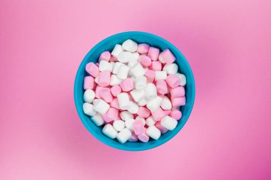 Pembe arka planda şekerlemeler