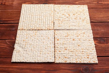 Yahudi bayramı kutlamaları için sofrada İtalyan ekmeği var.