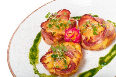 pastırma tabağı, hafif renkli plaka üzerinde düzgün satır tarak sarılı.