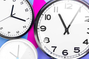 Birçok farklı saat kapanır
