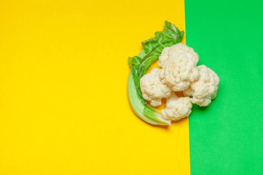 Karnabahar parçaları parlak sarı bir arkaplanda