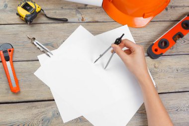 Mimari proje devam ediyor. Mühendislik konsepti. Mimar eller top vie