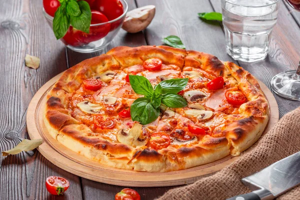 Leckere Frische Pizza Auf Holztisch Serviert — Stockfoto