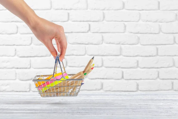 Mini Bevásárlókosár Többszínű Tollak Ceruzák — Stock Fotó