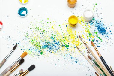 boya fırçaları ve su rengi soyut sanat yakın plan