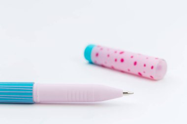 kalem beyaz arkaplanda izole edildi