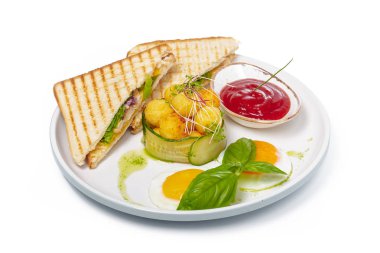 Jambonlu sandviç, peynir, domates, marul ve kızarmış ekmek. Üst görünüm beyaz arkaplanda izole edildi.