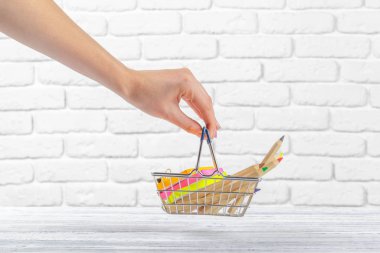 Çok renkli kalem ve kalemler ile mini alışveriş sepeti