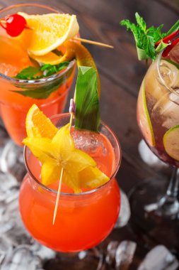 Barda çok renkli kokteyller. Yakın çekim.