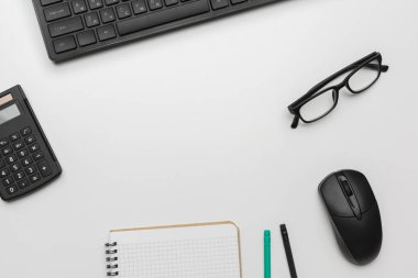 Bilgisayar klavyesi olan bir ofis çalışanının en üst görünüm çalışma alanı