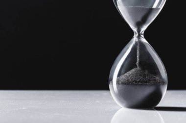 koyu arka plan üzerinde kum saati