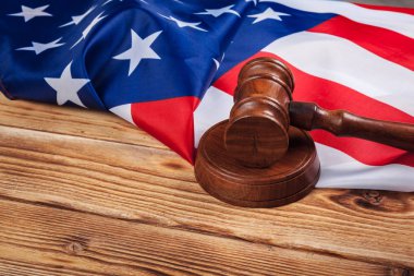 Tahta tokmak ve Amerikan bayrağı masaya yakın.