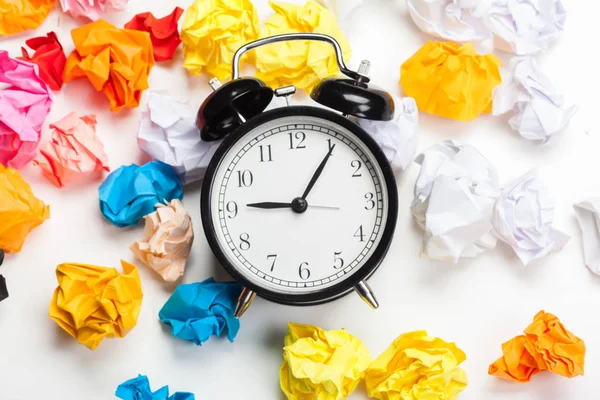 Alarm Klok Met Verkreukelde Papieren Ballen Timing Denken Idee Concept — Stockfoto