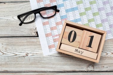 1 Mayıs ahşap arka plan üzerinde 1 Mayıs ahşap renkli takvim görüntü. Bahar günü, metin için boş alan. Uluslararası İşçi Günü