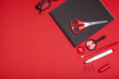 Kırmızı arka plan üzerinde tasarımınız için hazır beyaz arka plan üzerinde okul malzemeleri