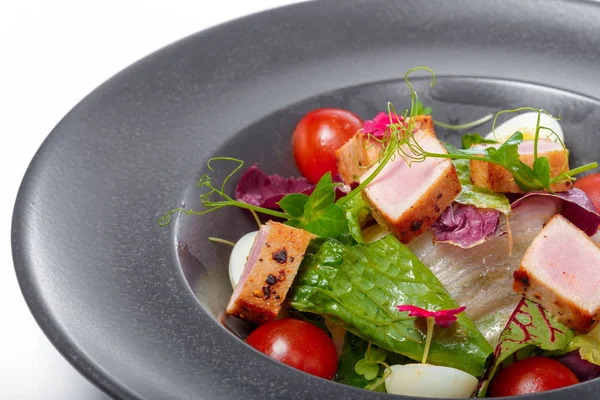Atum Fresco Cru Com Salada Vegetal Molho Comida — Fotografia de Stock