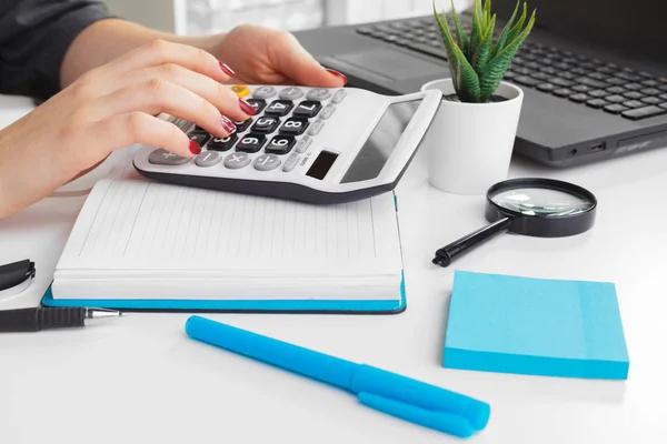 Zakelijke Vrouw Werkt Met Financiële Gegevens Hand Met Behulp Van — Stockfoto