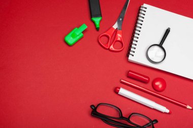 Kırmızı arka plan üzerinde tasarımınız için hazır beyaz arka plan üzerinde okul malzemeleri