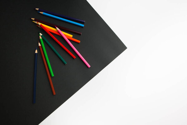 Разница между черным и белым цветом карандашей 