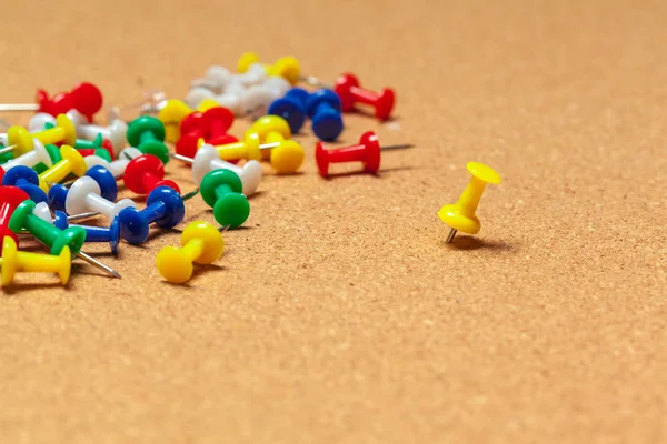 Een Groep Duimspijkers Het Kurkbord Van Dichtbij School Bedrijfsconcept — Stockfoto