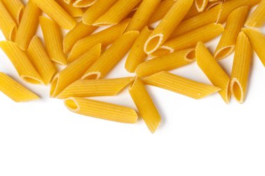 beyaz arkaplanda makarna