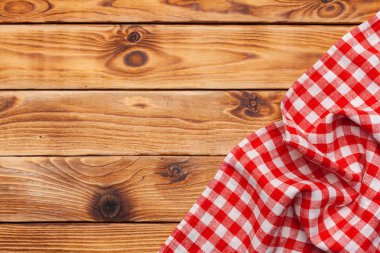 Tahta masadaki kareli masa örtüsü