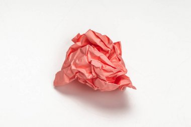 Beyaz arkaplanda kıvrımlı kenarlı buruşuk bir kağıdı kapat