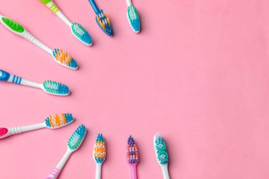 Pembe arkaplanda diş fırçaları