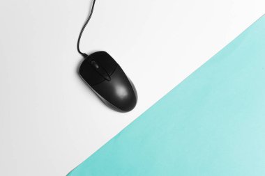 Turkuaz kağıt zemin üzerinde bilgisayar faresi
