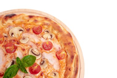 Lezzetli pizza beyaz arka planda izole edilir.