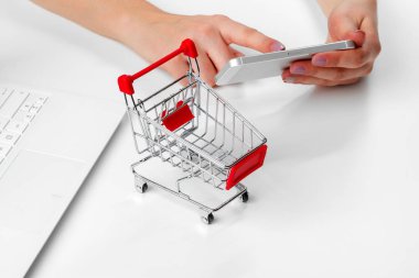 Masadaki boş alışveriş arabası.