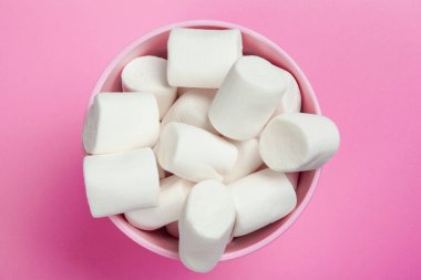 Pembe arka planda şekerlemeler