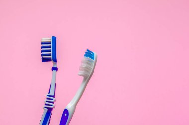 Renk arkaplan üzerinde elle diş fırçası olan düz konum, kapat