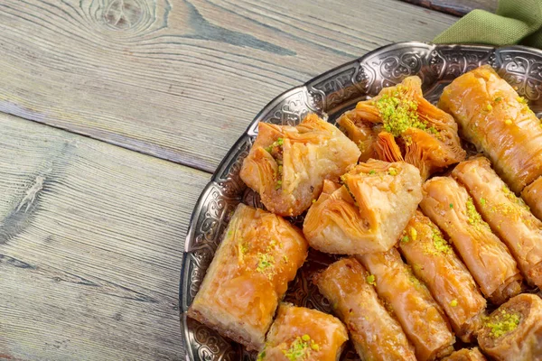 Türkische Süßigkeiten Baklava Und Orientalisches Blech Aus Metall Auf Holzgrund — Stockfoto