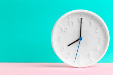 Renk arkaplanı üzerine duvar saati