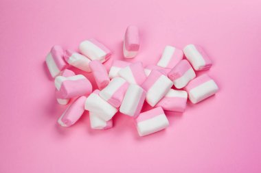 Pembe arka planda şekerlemeler
