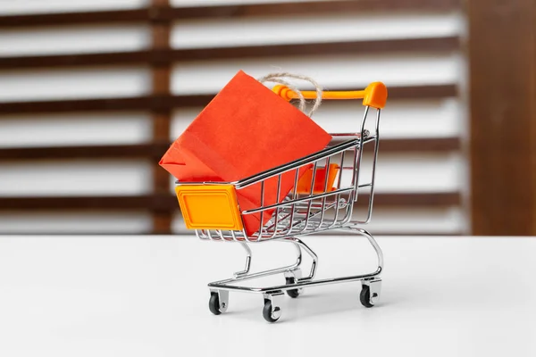 Carrinho Compras Pequeno Com Sacos Papel — Fotografia de Stock