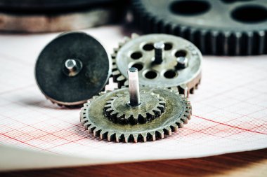 Eski bir endüstriyel makineden dişliler