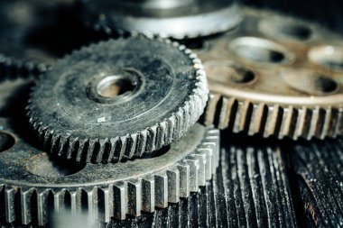 Eski bir endüstriyel makineden dişliler